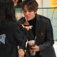 samuel-kim-datang-ke-cupsleeve-event-fans-buat-ngerayain-ulang-tahunnya-gemes