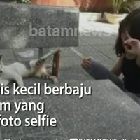 tingkah-konyol-bocah-kecil-gunakan-kaki-kucing-untuk-tripod-bikin-ngakak-netijen