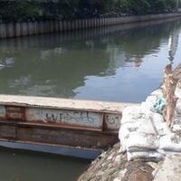 tanggul-kali-sekretaris-bocor-ditambal-pakai-karung-pasir