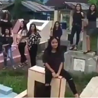 heboh-video-9-gadis-menari-di-kuburan-ada-yang-duduk-menginjak-injak-nisan-parah