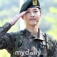 rapper-korea-ini-ungkap-sikap-asli-song-joong-ki-saat-wamil-sama-kayak-depan-kamera