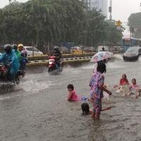 banjir-jadi-kolam-renang-dadakan-anak-anak-gunung-sahari