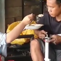 viral-video-istri-menyuapi-suami-yang-berprofesi-sebagai-montir-awas-jomlo-kejang