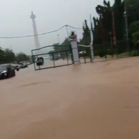 pintu-masuk-monas-seberang-istana-kebanjiran