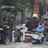 terobos-banjir-dayeuhkolot-bandung-mobil-motor-warga-mogok
