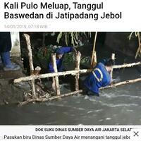 warga-pakai-duit-sendiri-perbaiki-tanggul-banjir-pemprov-berkilah-begini