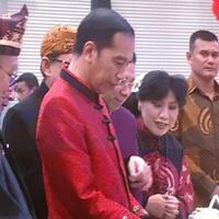 pakai-changshan-merah-jokowi-hadiri-perayaan-imlek-nasional
