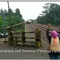 viral-video-seorang-janda-menjadi-palang-pintu-perlintasan-kereta-tidak-digaji-kai