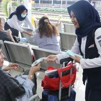 ramai-virus-corona-kai-daop-ii-bandung-bagikan-masker-untuk-penumpang