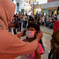 cegah-virus-corona-kai-bagikan-masker-untuk-penumpang