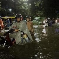 cerita-biker-ngebet-pulang-nekat-terobos-banjir-berakhir-mogok