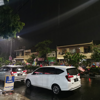 hujan-deras-sejumlah-jalan-di-surabaya-banjir