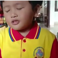 video-bocah-cilik-mengeja-manja-ekspresi-galau-menghebohkan-twitter-kok-ngejek-ya