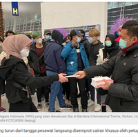 tiba-di-indonesia-ratusan-wni-dari-wuhan-langsung-disemprot-cairan-khusus