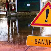 jalan-depan-istana-merdeka-tergenang-pengendara-diminta-hati-hati