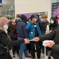tiba-di-indonesia-ratusan-wni-dari-wuhan-langsung-disemprot-cairan-khusus