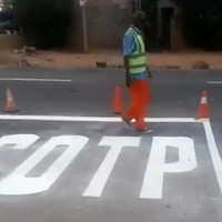 viral-petugas-jalan-typo-menulis-kata-stop-menjadi-sotp-lah-kurang-minum-ya