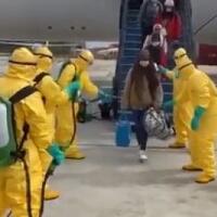 cara-indonesia-semprot-disinfektan-wni-dari-wuhan-jadi-sorotan-dunia