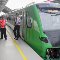 bikin-tepuk-jidat-begini-jadinya-saat-kereta-mengalah-pada-mobil--motor