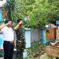 tiba-tiba-pria-berseragam-polisi-tni-dan-security-hormat-ke-penjual-ikan