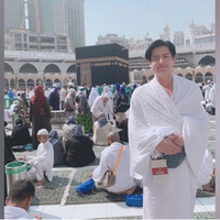 roger-danuarta-pakai-ihram-di-depan-kakbah-cut-meyriska-masya-allah