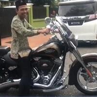 uas-naik-moge-pakai-peci-netizen-mengingatkan-jangan-lupa-helm-tad