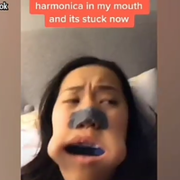 harmonika-nyangkut-di-dalam-mulut-karena-main-tik-tok-wanita-ini-kebingungan