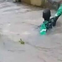 banjir-jakarta-membuat-abang-ojol-ini-kecemplung-gan