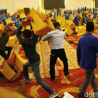 kongres-pan-di-kendari-ricuh-peserta-saling-lempar-kursi