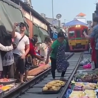 penampakan-pasar-ekstream-di-rel-kereta-api-nyawa-jadi-taruhan-mau-coba-belanja