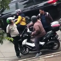 pengendara-moge-ngeyel-jadi-pucat-setelah-si-ojol-buka-jaket-siapa-sebenarnya-dia