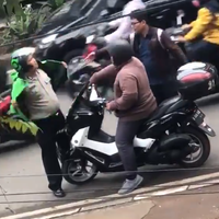 sempat-arogan-pengguna-nmax-ini-auto-ciut-gegara-driver-ojol-berubah-jadi-pak-polisi