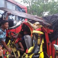 diseruduk-bus-bagian-depan-truk-remuk-dan-sopir-asal-bali-terjepit