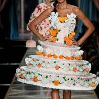 gaun-unik-moschino-di-milan-fashion-week-terinspirasi-kue-dan-marie-antoinette