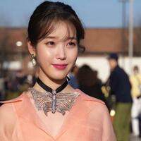 cantiknya-iu-tampil-dengan-busana-pink-di-milan-fashion-week