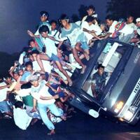 tergulingnya-truk-bonek-mania-menjadi-foto-terbaik-world-press-photo-1995