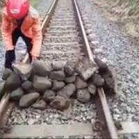 rel-kereta-api-di-lumajang-ditumpuki-batu-oknum-tak-bertanggung-jawab
