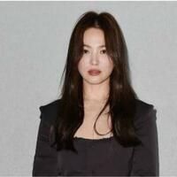 gaya-kasual-song-hye-kyo-saat-hadir-di-milan-fashion-week