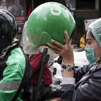 beri-bintang-satu-karena-pakai-helm-penumpang-ojol-ini-bikin-emosi
