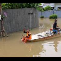 banjir-kelapa-gading-warga-desak-minta-pintu-air-dibuka-anies-tunggu-air-laut-surut