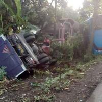 truck-warga-puger-terbalik-tabrak-bus-di-jalan-sukosari-lumajang