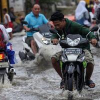 jalanan-jakarta-tergenang-kelapa-gading-pulo-gadung-hingga-kemang