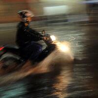hujan-deras-beberapa-ruas-jalan-jakarta-tergenang-banjir