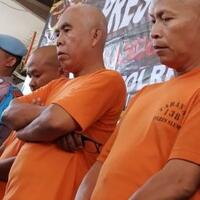 sambil-bawa-tasbih-iya-minta-maaf-ke-keluarga-korban-susur-sungai-sempor