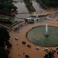 pemandangan-saat-bundaran-patung-kuda-dekat-monas-kebanjiran