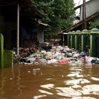 air-banjir-sebersih-air-kolam-renang-jepang-gitu-loh