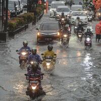 hujan-makin-deras-nih-kudu-siapkan-5-hal-ini-supaya-kamu-selamat
