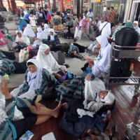jamaah-umrah-menumpuk-di-bandara-soetta-pasca-penutupan-penerbangan-ke-arab-saudi