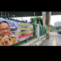 terbaru-kelakuan-warga-62-saat-banjir-ada-yang-surfing-hingga-kendarai-lumba-lumba