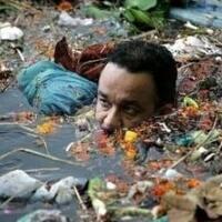 viral-foto-anies-berendam-di-air-penuh-sampah-pemprov-keterlaluan